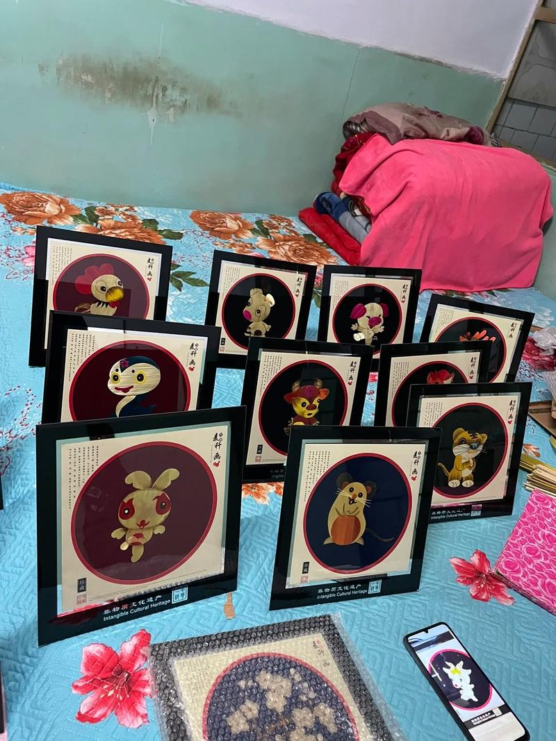 麥秸畫又稱麥稈畫,麥草畫,是一種歷史悠久的傳統工藝美術品,始